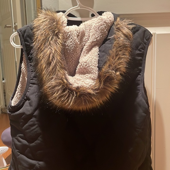 Eddie Bauer Quilted Sherpa Lined vest - Picture 4 of 4